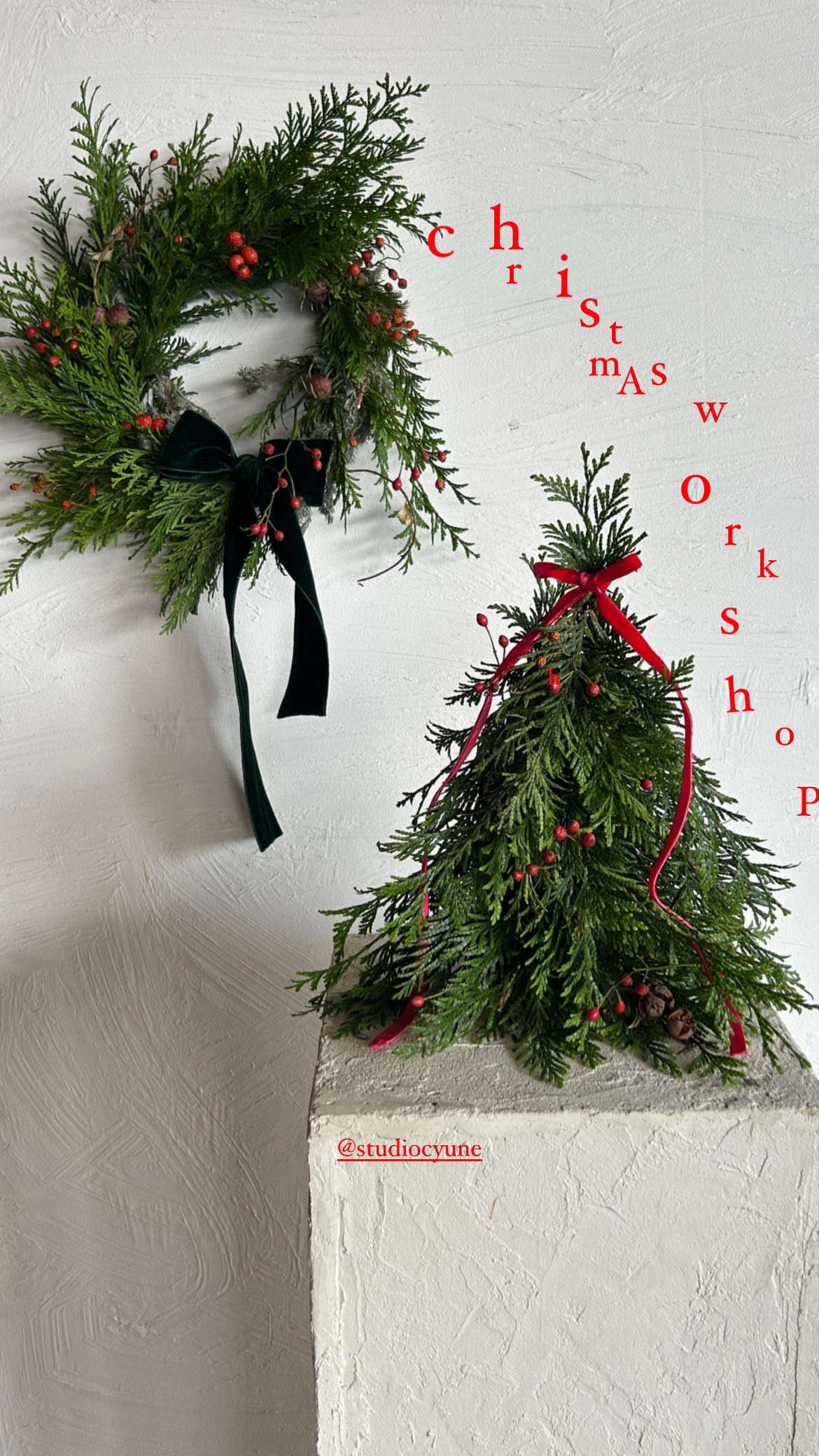 針葉樹と赤い実で作るクリスマスツリーとリース