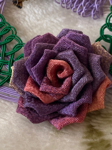 つまみ細工のバラをコサージュ・額飾りに♪